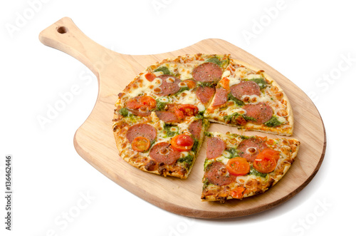 Pizza mit Salami und Mozzarella