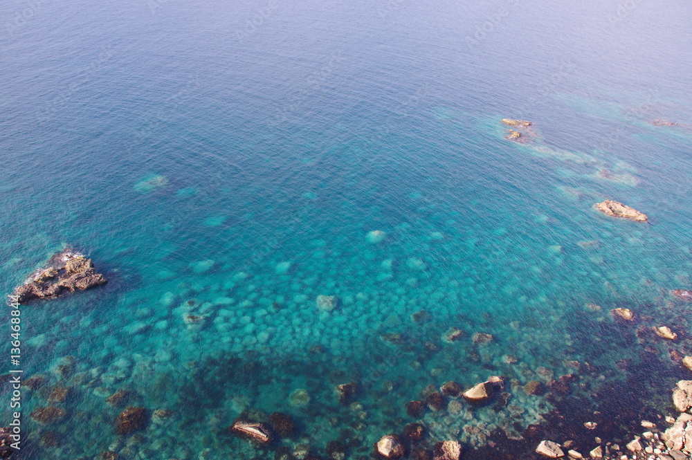 積丹の海　/　透き通る青、積丹ブルーと呼ばれる海