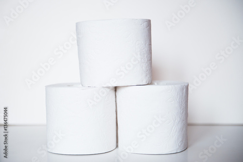 три рулона туалетной бумаги