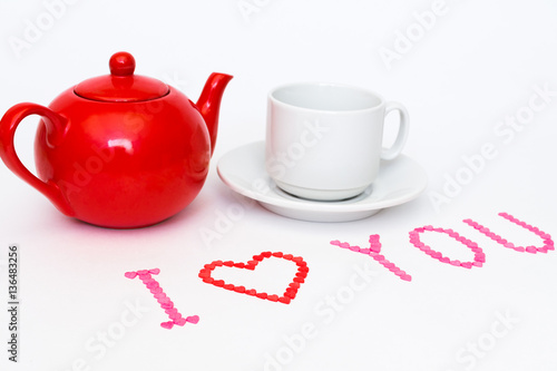 Красный чайник и чайная пара с надписью 