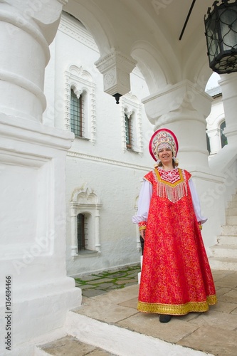 женщина в старинном наряде