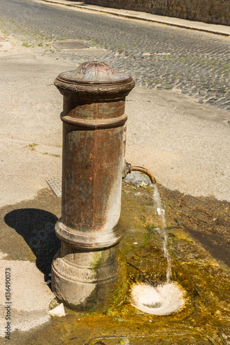 Картината върху платно Drinking fountain in Rome