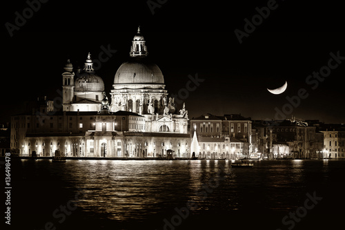Suggestiva veduta della Basilica S. Maria della Salute durante il tramonto di luna 