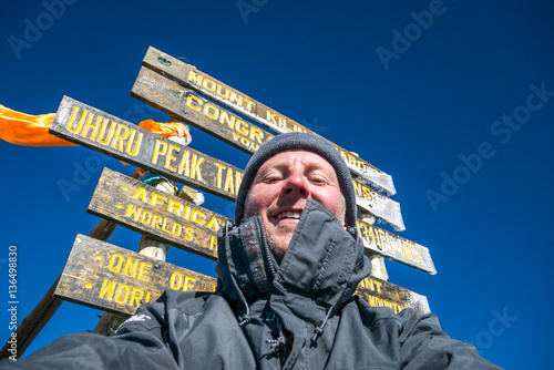 Fotografie Hiker on the top of Africa - Uhuru Peak, Mount Kilimanjaro, Tanz