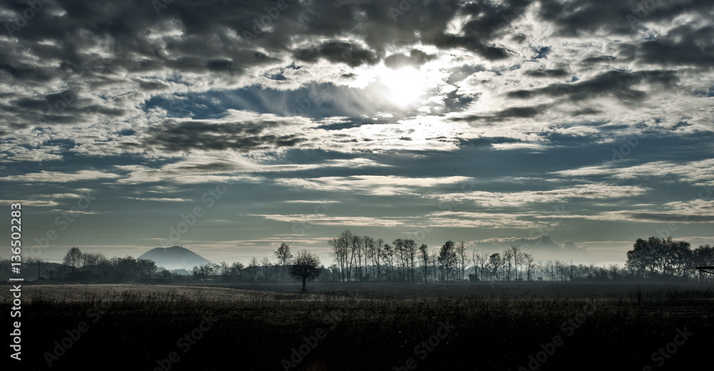 Sole nuvole foschia