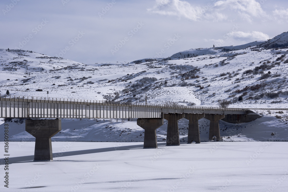 Fototapeta premium Blue Mesa Reservoir Highway 50 bridge.