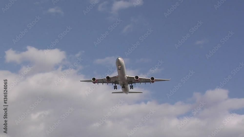 Incoming Airplanes landing at LAX Incoming Airplanes landing at LAX