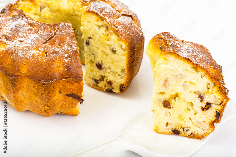 Cake with apples, pears and raisins