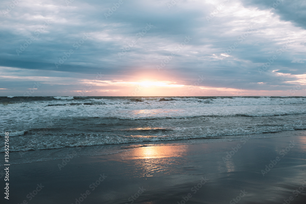 Obraz premium Colorful sunset on the beach of Indian ocean, Indonesia, Bali