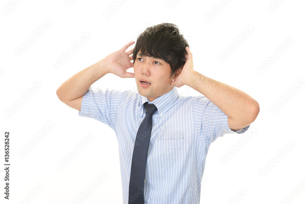 困惑した表情のビジネスマン