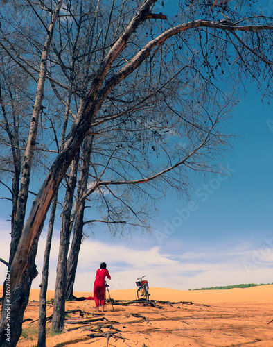 Woman traveling alone, enjoy the trip in summetime