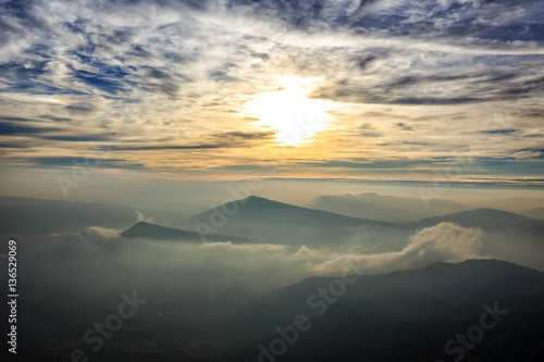 Sunrise in the mountains at Phu Ruea National Park, Loei, Thaila © songphon