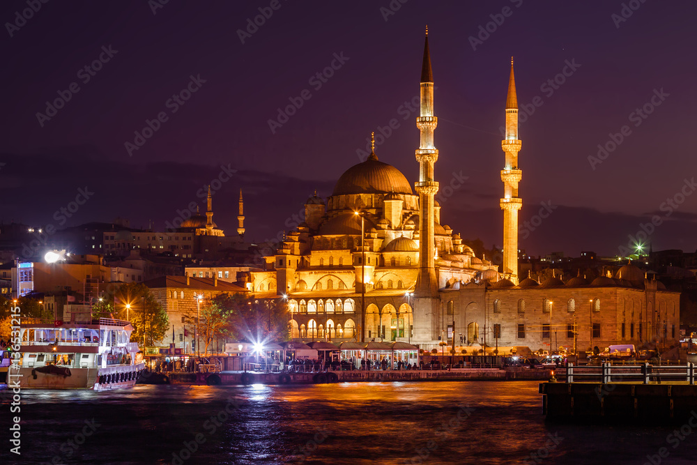Obraz premium Night view of mesque near Borphorus and Galata bridge, Istanbul, Turkey.