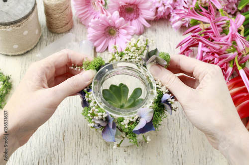 How to make door wreath with white erica plant and hortensia flo