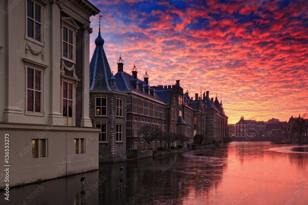 Fototapeta premium sunset behind the Dutch parliament buildings