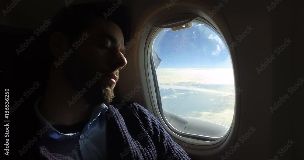 Ragazzo che dorme su un aereo Ragazzo che dorme su un aereo