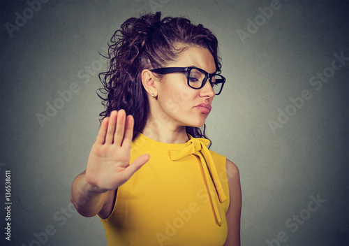Fotografia Angry woman with bad attitude giving talk to hand gesture
