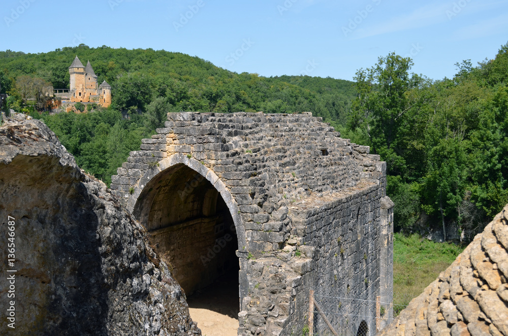 Chateau de Laussel, Dordogne France - avec ruine