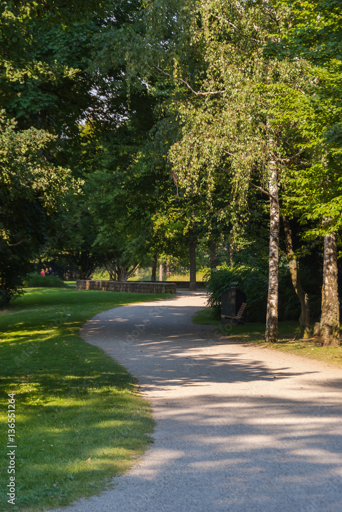 Obraz premium Spazierweg im Frühsommer