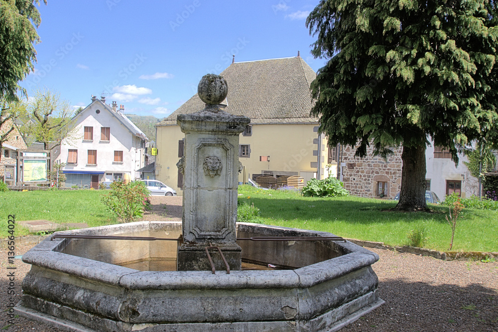 Obraz premium Brunnen in St.Sauves, Vulkanauvergne