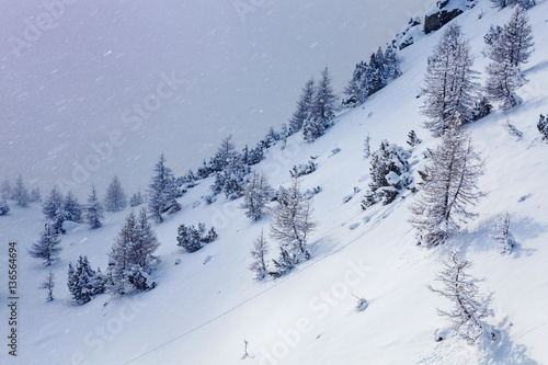 giochi di luce in alta montagna con neve portata dal vento