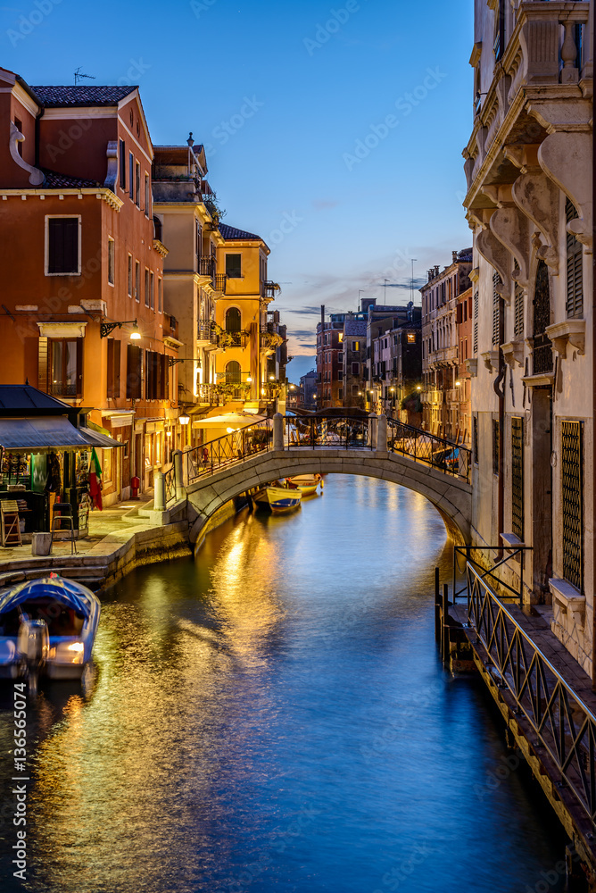 Fototapeta premium Typowy mały kanał wenecki wieczorem, Wenecja (Venezia), Włochy, Europa