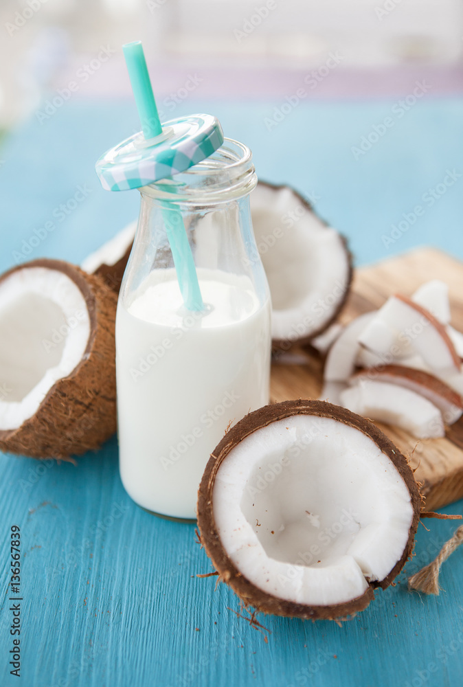 Kokosmilch und frische Kokosnuss Kokosmilch und frische Kokosnuss