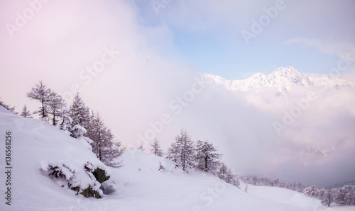 Paesaggio alpino innevato al crepuscolo