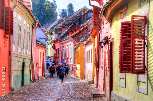 Foto Tourists walking inside the famous citadel of Sighisoara in a summer holiday, Tr