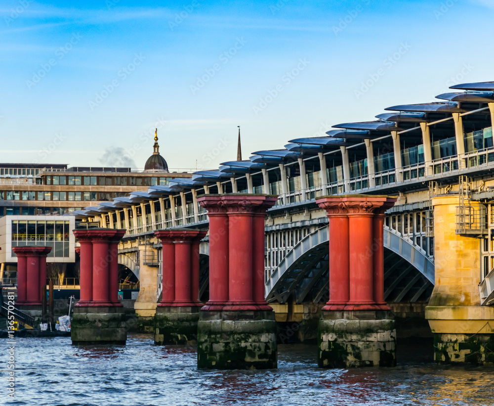 Naklejka premium red columns in the water against the background of a bridge in L