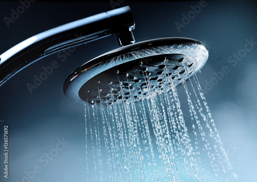 Fotografiet Jet d'eau de douche avec éclaboussure et vapeur d'eau