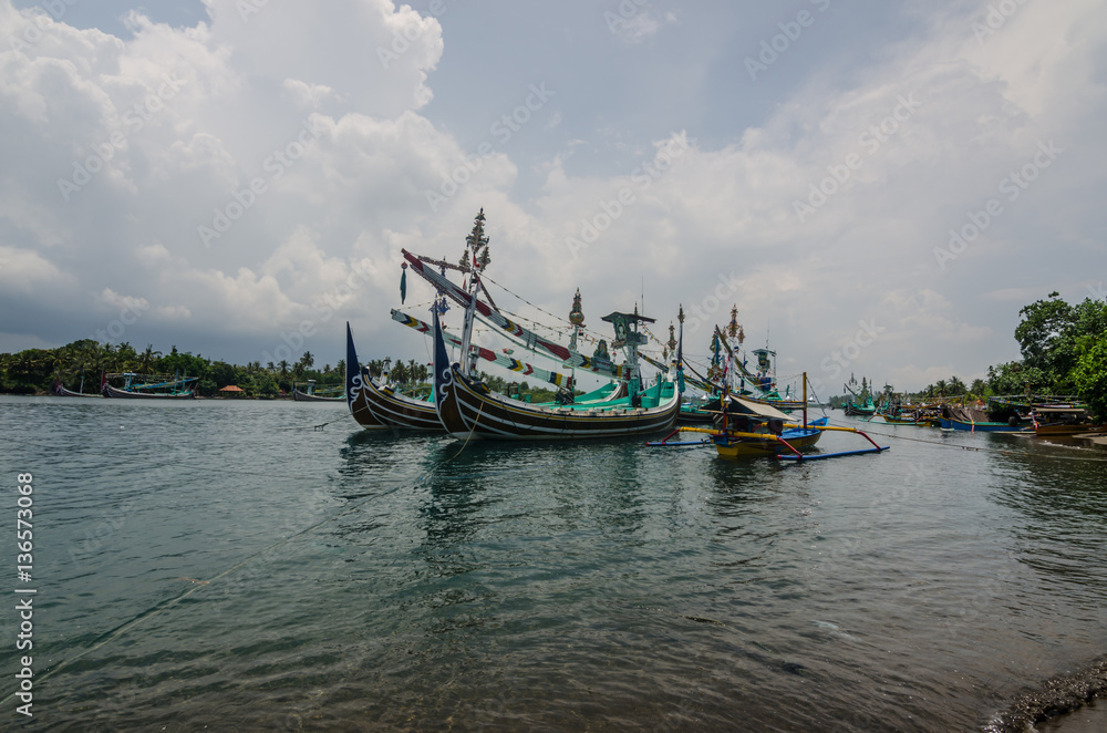 bunte boote am hafen in bali