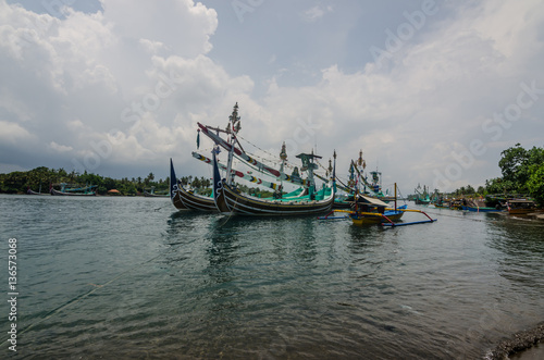 bunte boote am hafen in bali