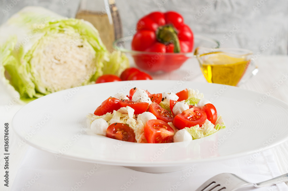 Salad with cherry tomatoes, mozzarella and greens