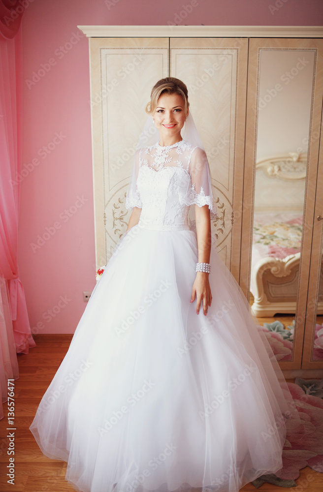 Fototapeta premium Amazing bride in the cute pink room