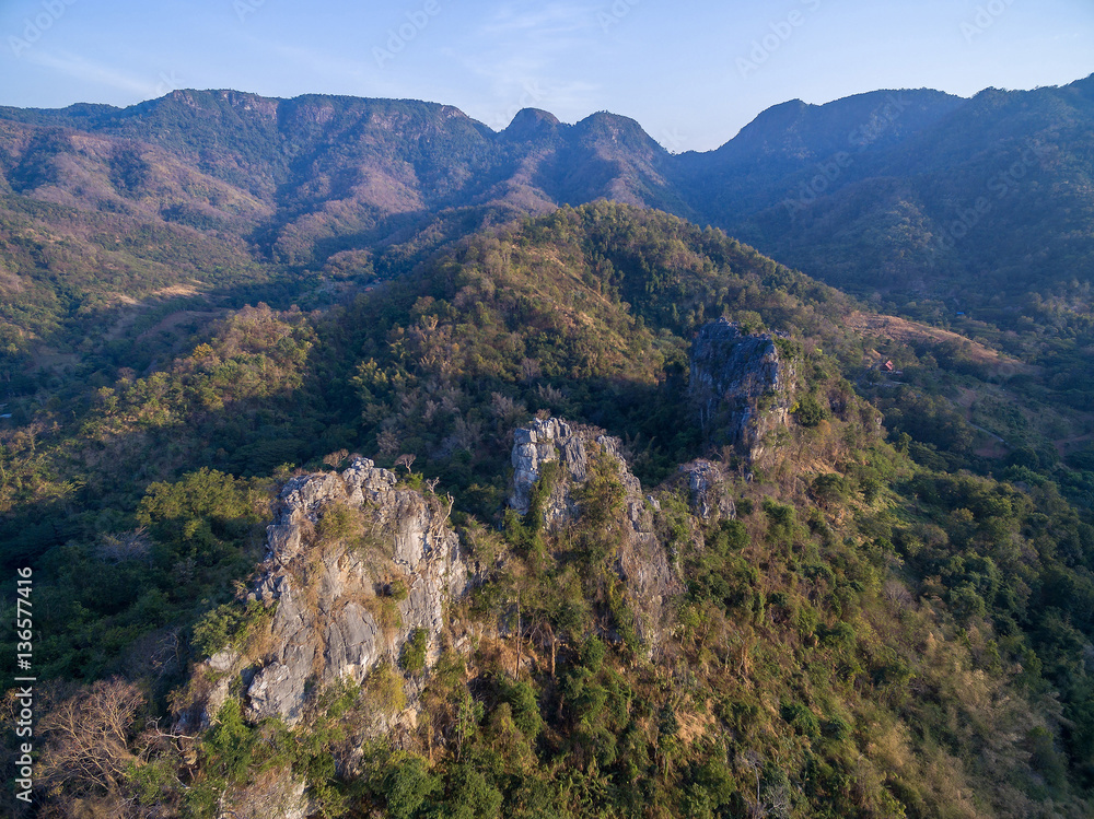 Naklejka premium Aerial view of rocky cliffs in the mountain range