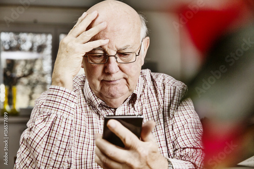 Senior mit einem Smartphone photo