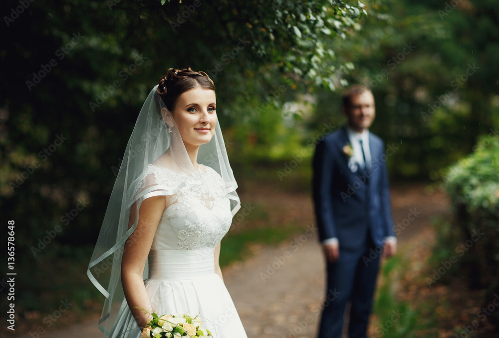 Obraz premium young charming bride looks into camera