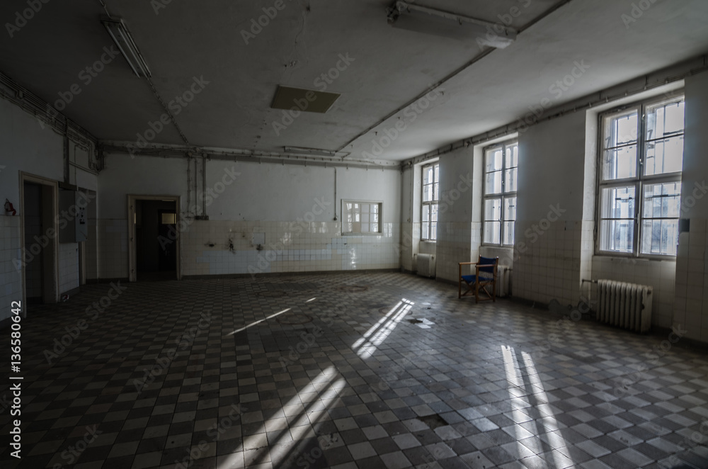 grosser raum und sonnenstrahlen in kaserne grosser raum und sonnenstrahlen in kaserne