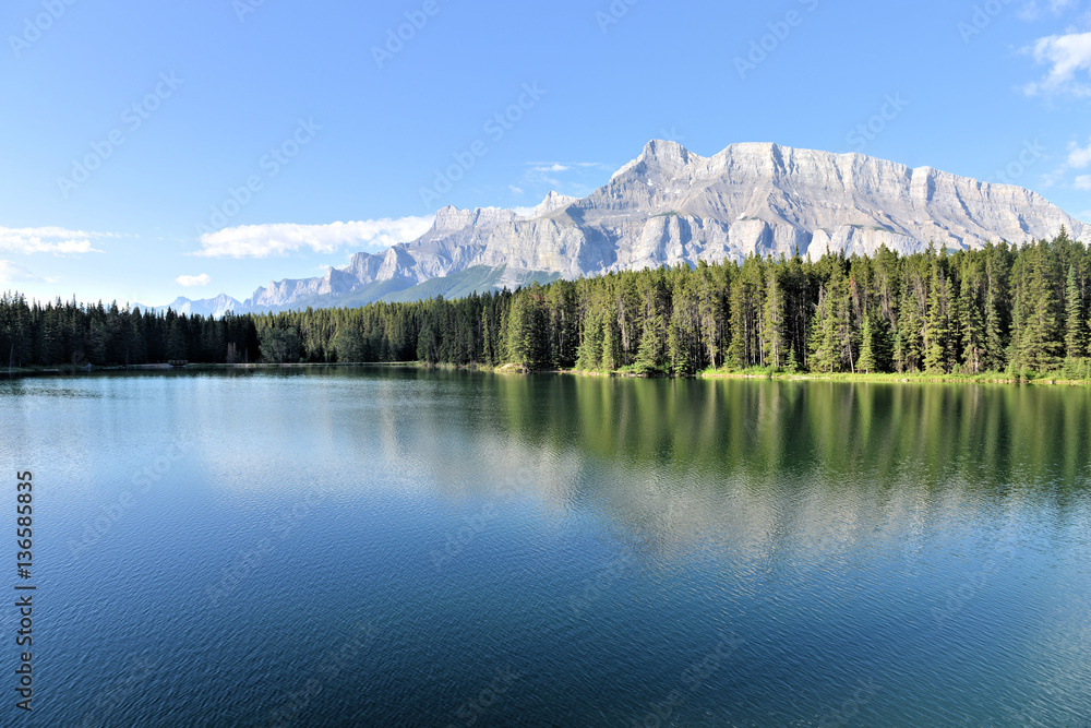 reflet dans un lac de montagne