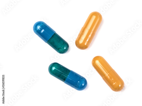 Pildoras medicinales sobre fondo blanco photo