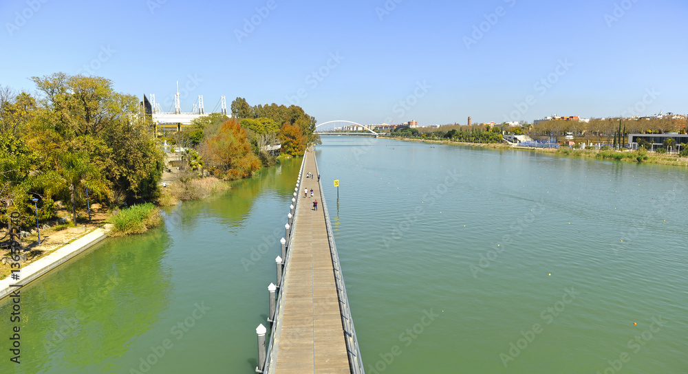 Pasarela para peatones y bicicletas en el río Guadalquivir, Sevilla, España