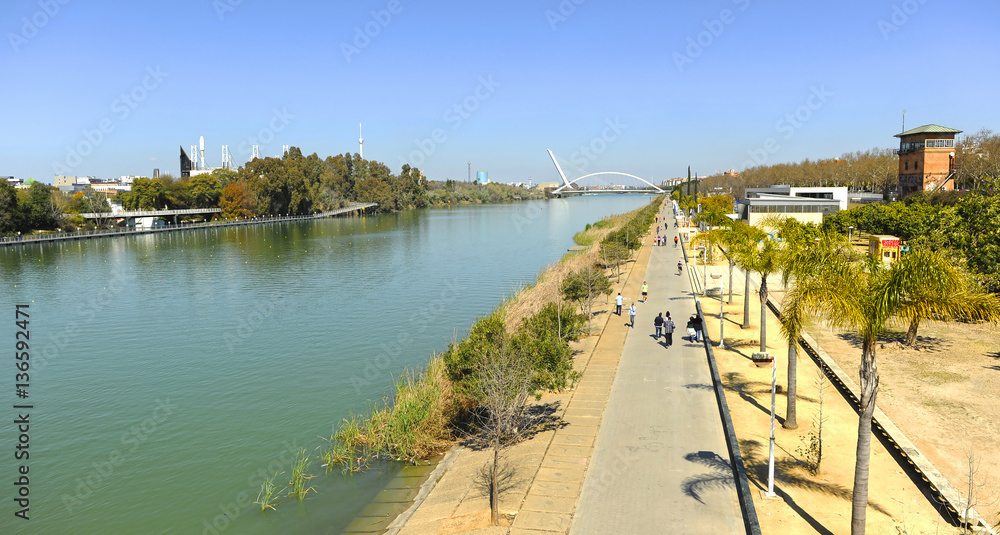 Paseo de la calle Torneo, río Guadalquivir, Sevilla, España