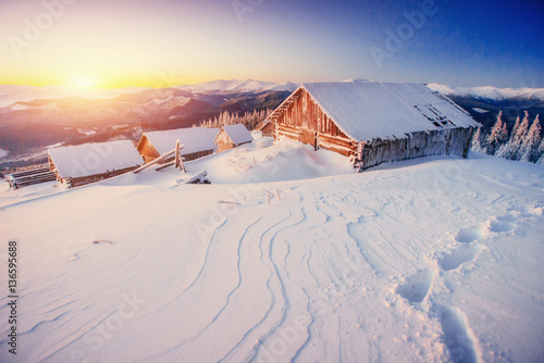 Fotografie chalet in the mountains