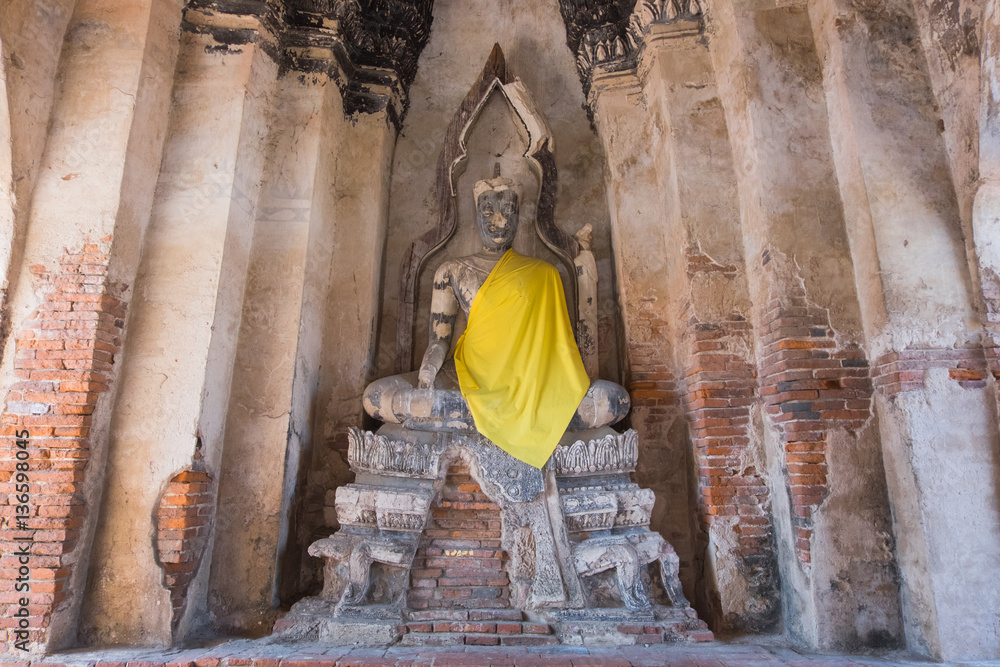 Buddha statue at Wat Chaiwatthanaram, the historical Park of Ayu