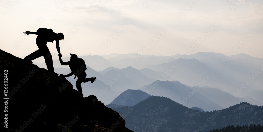dağcılık yardımlaşması & yardım eden dağcı silüet