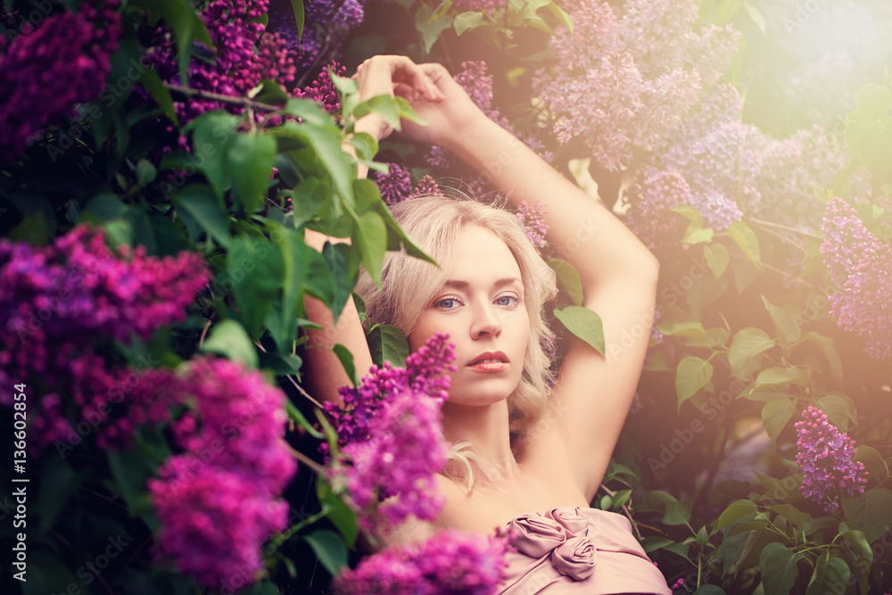 Fototapeta premium Beauty Portrait of Beautiful Model Woman on Floral Background