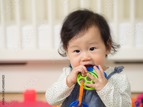 Foto teething baby girl