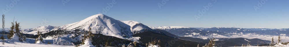 Obraz premium View of Petros peak in the Carpathian mountains; Panorama of the