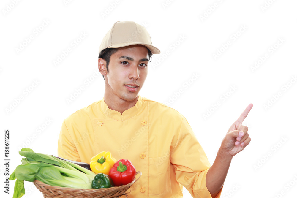 野菜を持つ笑顔のウェイター
